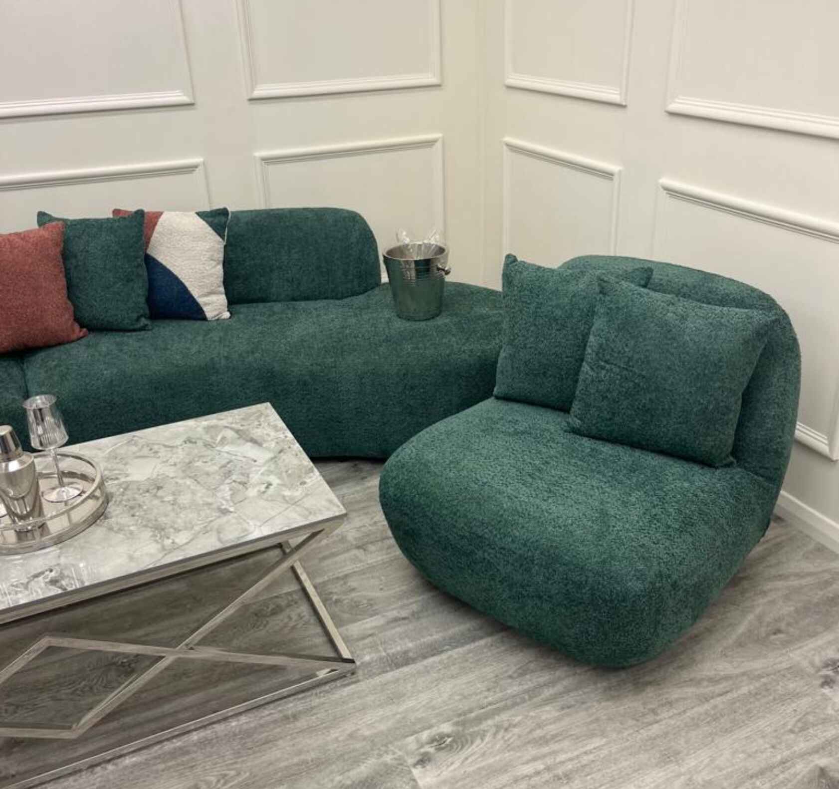 Luxury bouclé accent chair with swivel function and comfortable curved design.