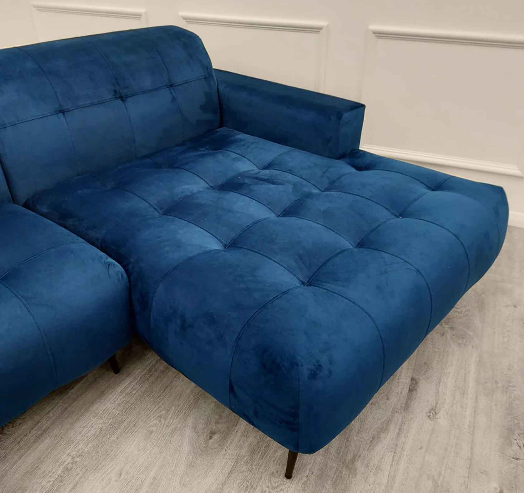 Every Oslo Open Plan Cinema Sofa includes an extended chaise section, providing extra room for lounging and relaxation.
